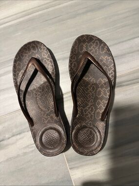 FIT FLOP Women’s Brown Snake-Print Flip Flop Sandals